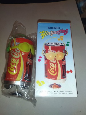Κουτάκι coca cola δεκαετίας 90 που πεζει μουσική κ χορεύει