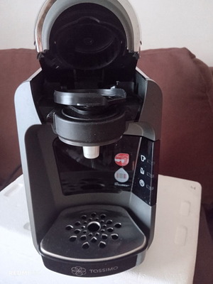 Tassimo Bosh coffee maker with 40 capsules