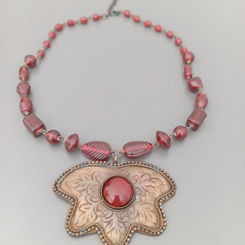 Necklace like new with red beads and metal leaf pendant