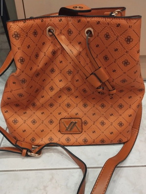 Verde shoulder bag like new, tan color