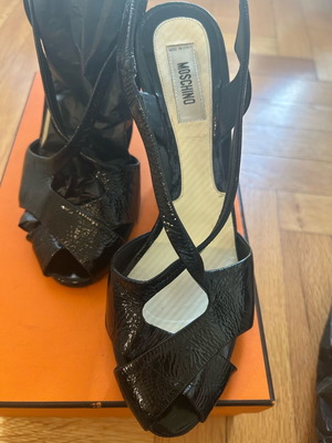 Πέδιλα Moschino νούμερο 38,5 δερμάτινα λουστρίν μεταχειρισμένα