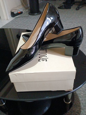 Black patent leather pumps like new, size 39, 4cm heel