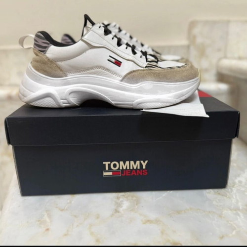 Tommy Hilfiger white sneakers like new, size 38