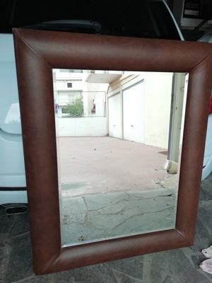 Καθρέφτης με δερμάτινο περιθώριο καινούργιος, ύψος ενάμιση μέτρο