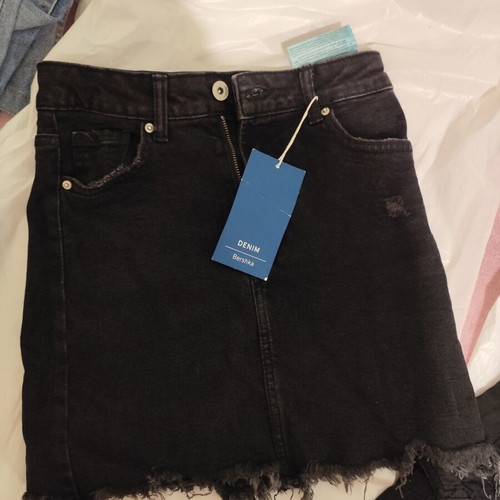 Skirt new, fitted, black, size XS