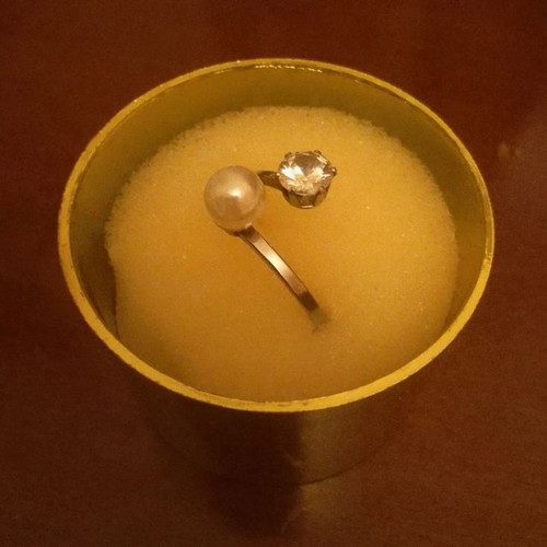 Ring with pearl and small diamond like new, silver color