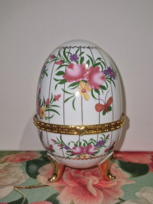 Limoge Porcelain decorative egg like new