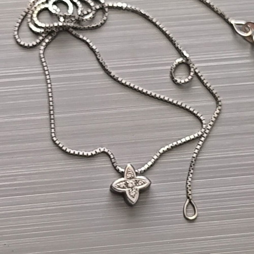 White gold 18K cross with 5 brilliant cut diamonds like new