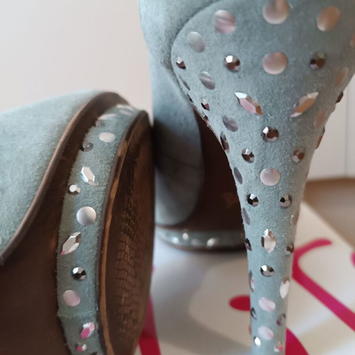 Peep Toe Nolita Pumps Size 39 like new, suede green with silver