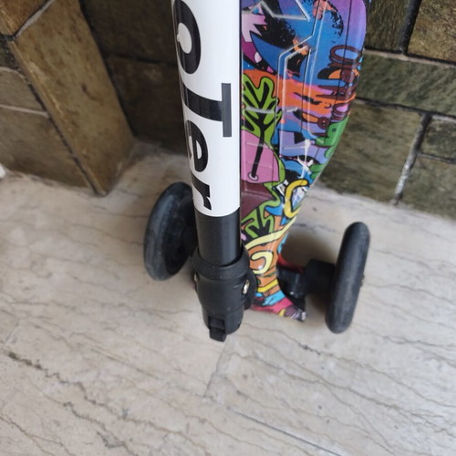 Scooter with 4 wheels, brake and adjustable handlebar