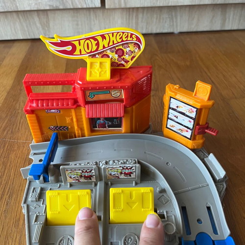 Hot Wheels pizza track like new with pizza launcher lever