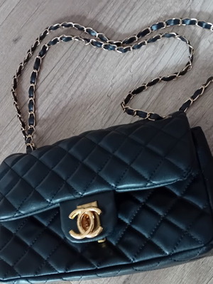 Chanel handbag like new with small defect