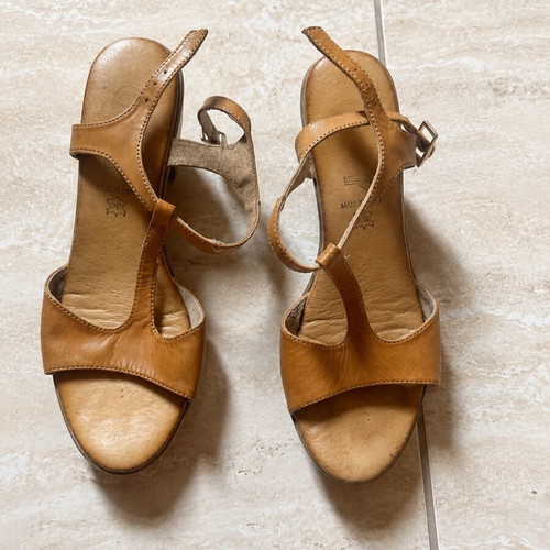 Leather camel sandals with block heel, made in Spain