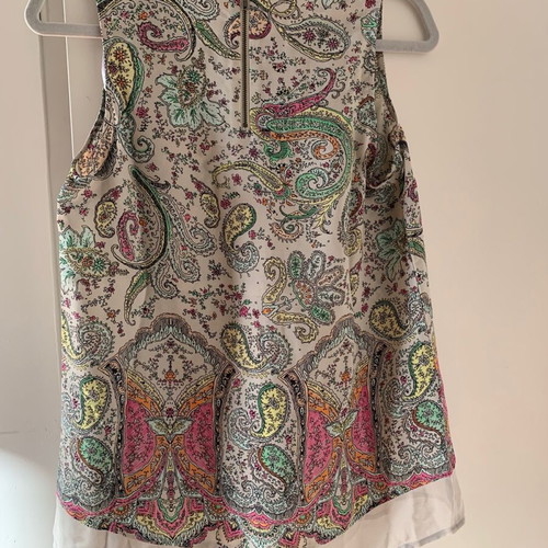 Sleeveless beige paisley top like new