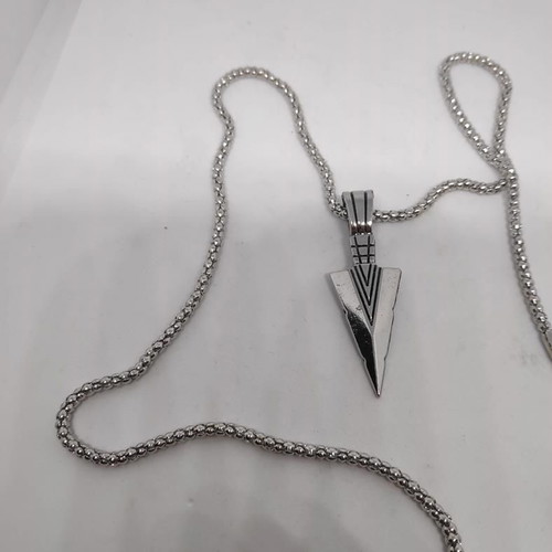 Men's Arrow Pendant Necklace like new, silver vintage style