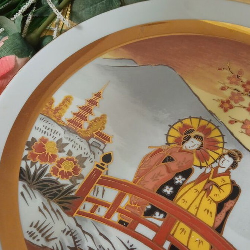 Japanese plate with gold and silver new, with stand, 35 years old