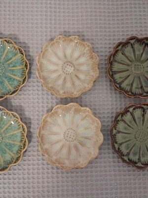 JYSK ceramic dessert plates set of 6 like new, flower shape