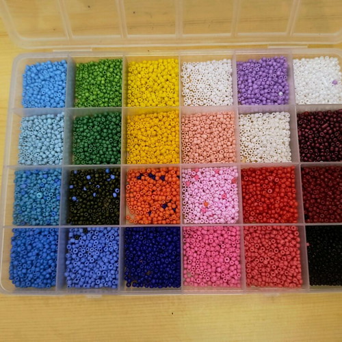 Bead case like new with colorful beads