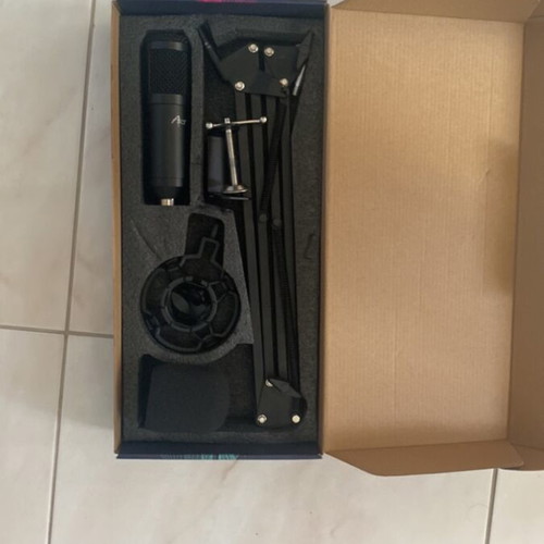 Microphone like new for gaming, streaming, chatting, dubbing