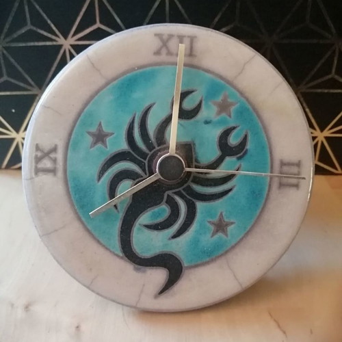Analog tabletop clock used with battery