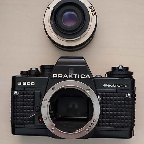 Praktica B200 ηλεκτρονική φωτογραφική μηχανή 35mm με φακό Pentacon 50mm MC μεταχειρισμένη