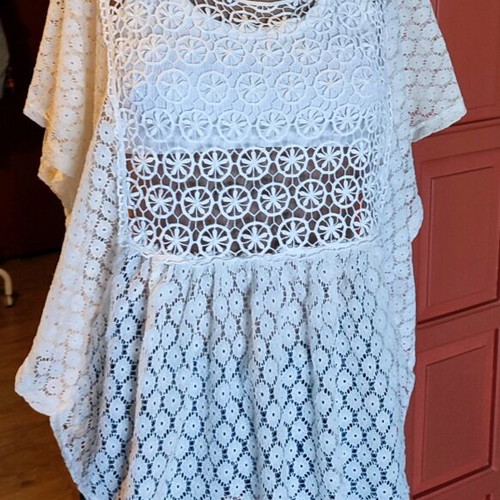 Lace tunic blouse like new, one size, sugar color