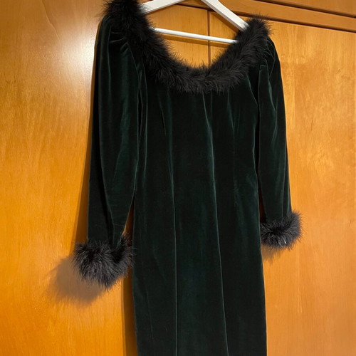 Velvet dress with black fur like new, green