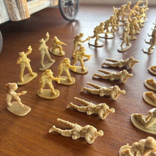 Vintage toy soldiers used, large set of 57 pieces, ecru plastic