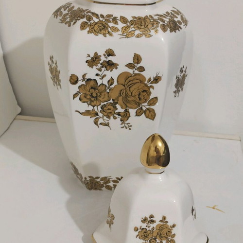 Vase with lid from Taiwan like new