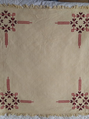 Ръчно бродирана покривка нова, размер 70x70 см