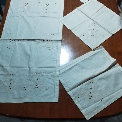 Beige table linens set like new