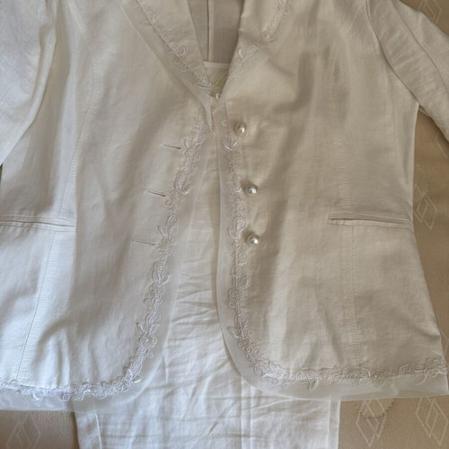 Suit with T-shirt like new, beige
