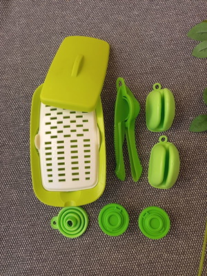 Green kitchen utensils set