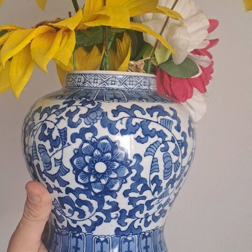 Authentic Chinese vase like new without lid