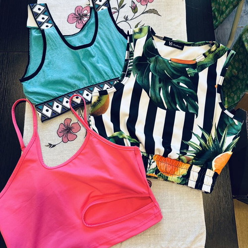 Set of 3 women's summer crop tops like new, colorful