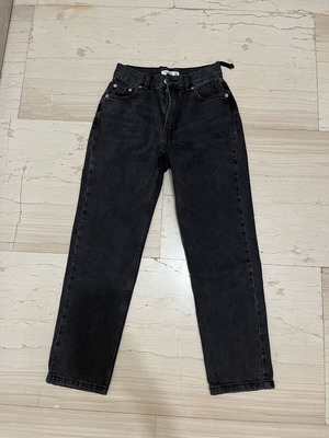 Τζιν μαύρο τύπου mom σαν καινούργιο, μέγεθος XS Pull & Bear