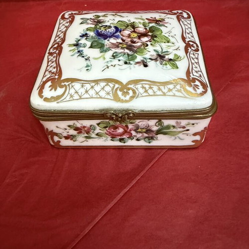 Sevre box in like new condition, 9x9x4 cm