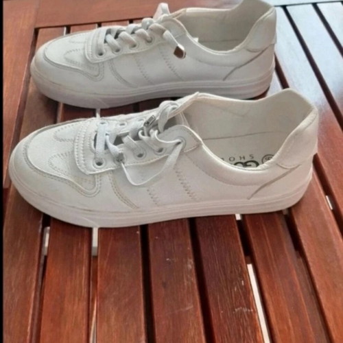 GoGo Shoes white athletic shoes size 36 used