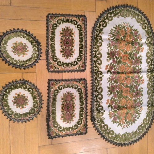 Velour Table Runner Set like new