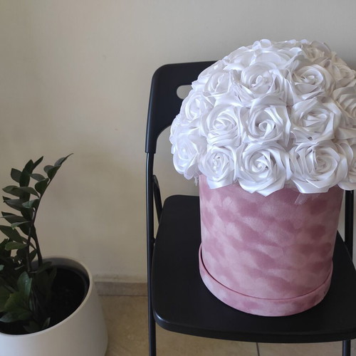Bouquet of white satin roses in box new condition