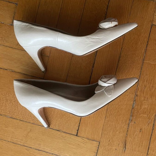 Bournazos leather pumps 37 1/2 like new, beige