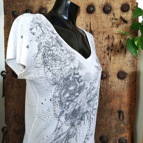 Sisley short-sleeve t-shirt like new with floral print and V-neck