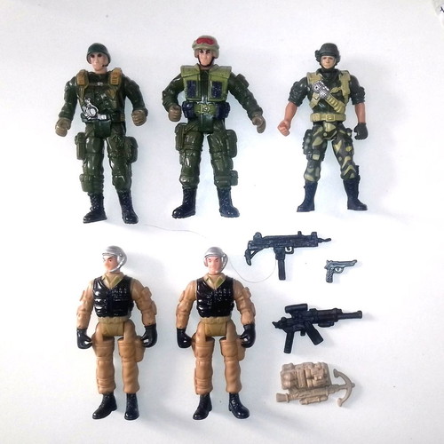 Set of 5 large soldier figures used with medical tent