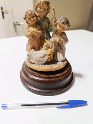 Nativity scene porcelain and wood new, no sound