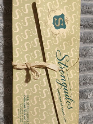 Vintage Stronguilos Set with 3 Handmade Fabric Flowers and Authentic Box like new
