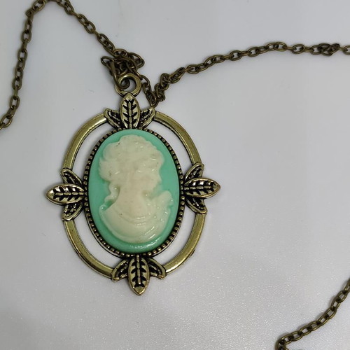 Vintage style pendant necklace with cameo decoration, like new