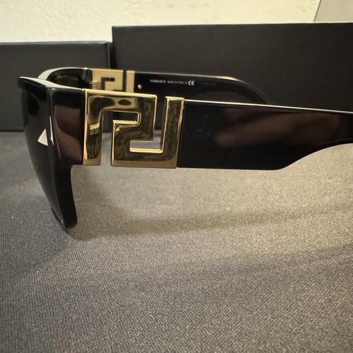 Versace sunglasses like new, black frame
