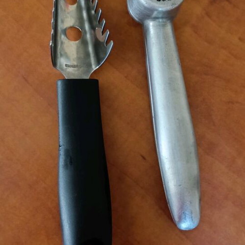 Garlic press and fish scaler like new