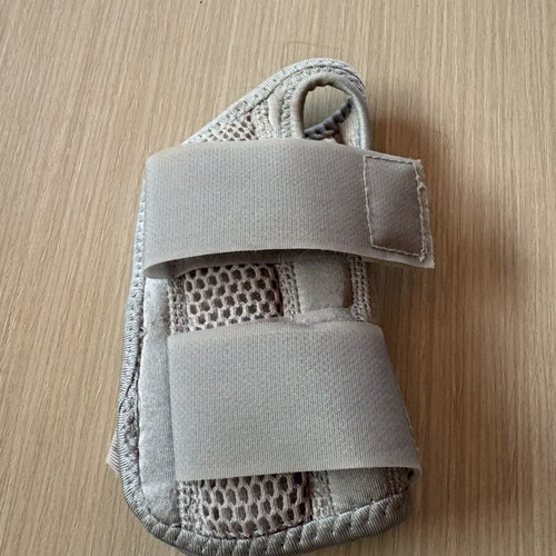 Wrist brace like new with metal splint for slim male or female hand