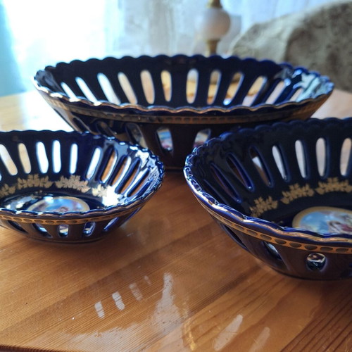 Set of three Japanese-style cobalt and gold fruit bowls